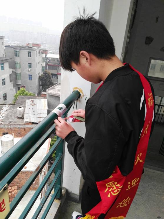 系部志愿者清理楼梯口栏杆上的小广告 系部志愿者清理楼梯口栏杆上的小广告