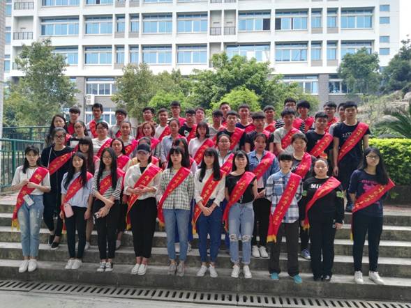参加活动志愿者同学们合影留念 参加活动志愿者同学们合影留念