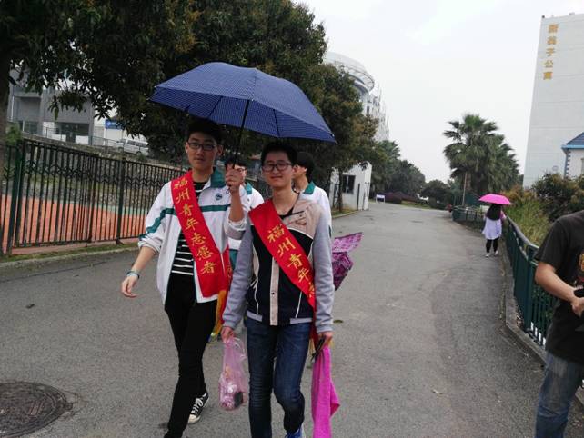 系部志愿者们提着清理下来的小广告前往一号楼集合 系部志愿者们提着清理下来的小广告前往一号楼集合